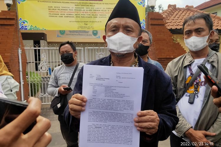 Elyasa Budianto memberikan keterangan di depan kantor Pengadilan Negeri Kota Cirebon pada Rabu (23/2/2022).