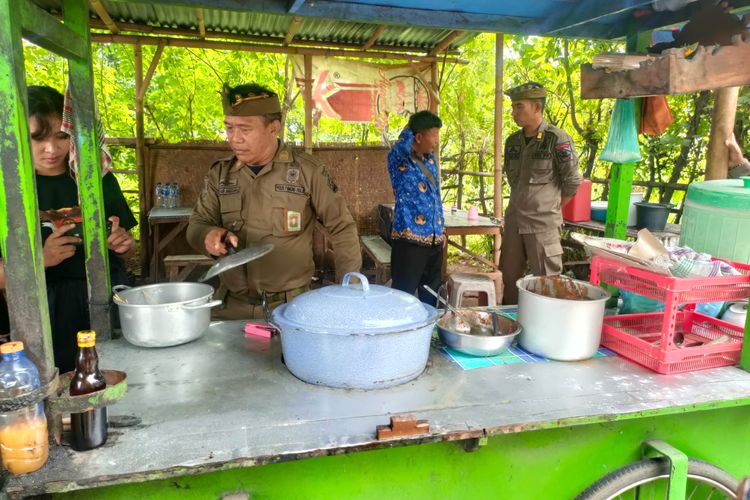 Petugas Satpol PP Provinsi Bali mendatangi warung yang menjual makanan olahan daging anjing di Kabupaten Buleleng, Provinsi Bali, Kamis (25/4/2024). 