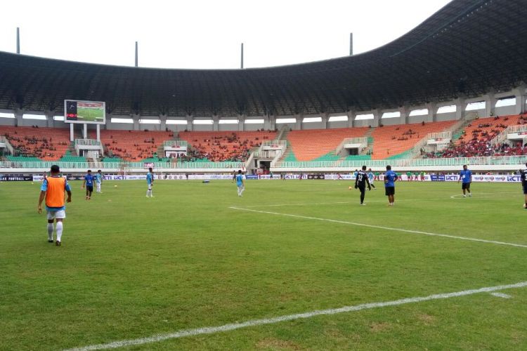 Suasana di Stadion Pakansari menjelang duel Timnas U-22 melawan Myanmar, Selasa (21/3/2017).