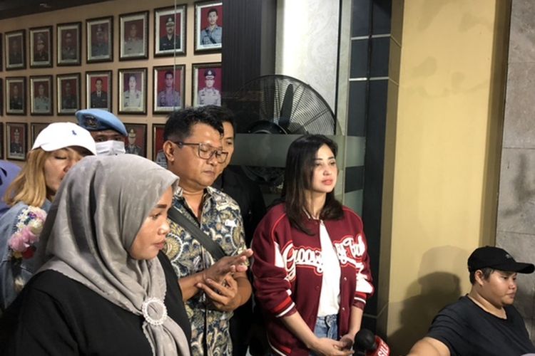 Dewi Perssik dan MZ di Polres Metro Depok, Selasa (20/12/2022).