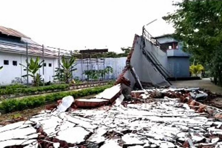 Tembok lapas ambruk timpa mobil sedan, Lapas Pasangkayu Sulwesi barat minta bantuan pengamanan Polres Pasnagkayu agar tahanan tidak kabur dari rutan.