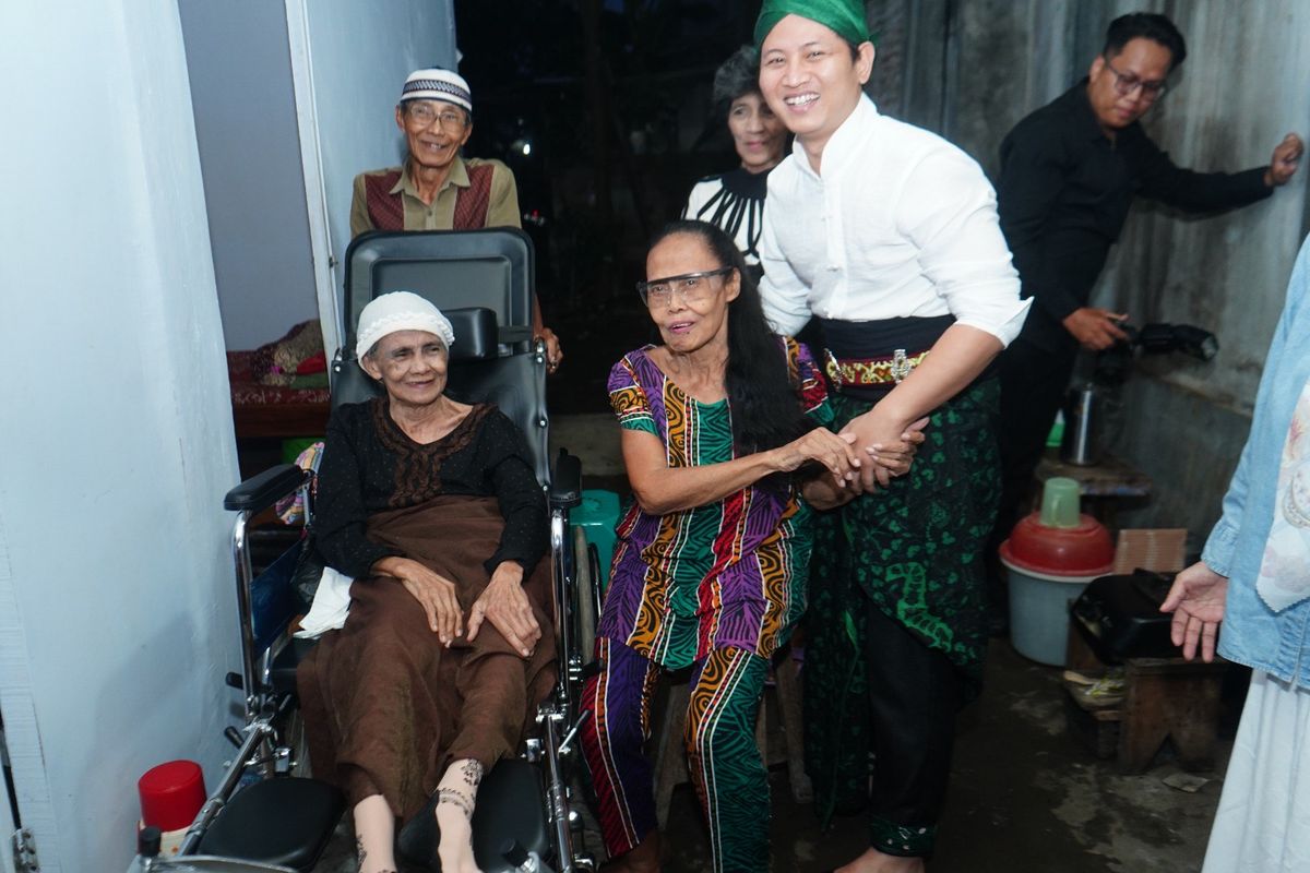 Bupati Trenggalek Mochamad Nur Arifin didampingi Forum Koordinasi Pimpinan Daerah (Forkopimda) Trenggalek mengunjungi sejumlah warga lanjut usia (lansia) setelah prosesi Hari Jadi ke-831 Kabupaten Trenggalek, Minggu (31/8/2025).