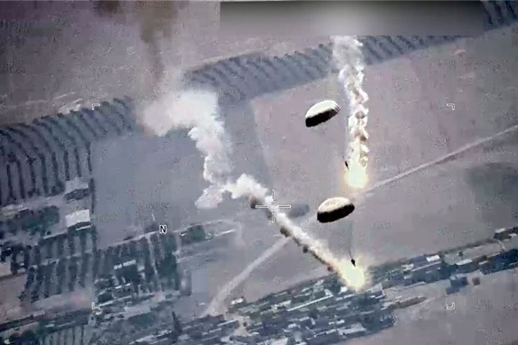 Foto dari tangkapan layar oleh Angkatan Udara AS tampak suar-suar yang dipasang di parasut melayang di udara. Suar-suar itu menurut AU AS dilepaskan oleh jet Rusia, SU-35, di atas wilayah udara Suriah, Rabu, 5 Juli 2023. 