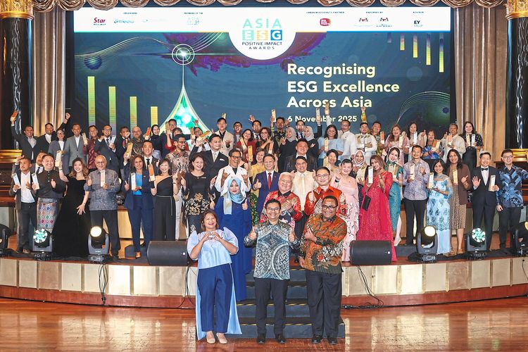 Para penerima penghargaan dalam ajang Asia ESG Positive Impact Awards (PIA) 2025 yang digelar di Kuala Lumpur, Malaysia, Kamis (6/11/2025). Sebanyak 39 perusahaan dari Indonesia, Malaysia, dan Filipina meraih total 52 penghargaan atas kontribusi mereka di bidang lingkungan, sosial, dan tata kelola (ESG).
