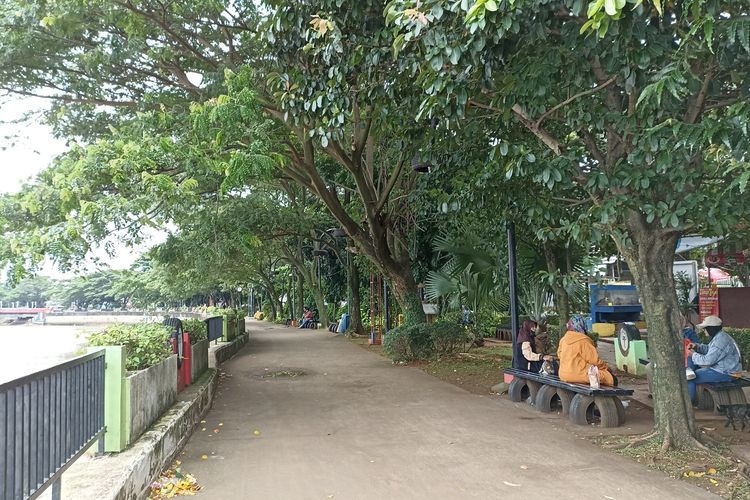 Ilustrasi jalur pejalan kaki di Taman Gajah Tunggal, Kota Tangerang, Banten.