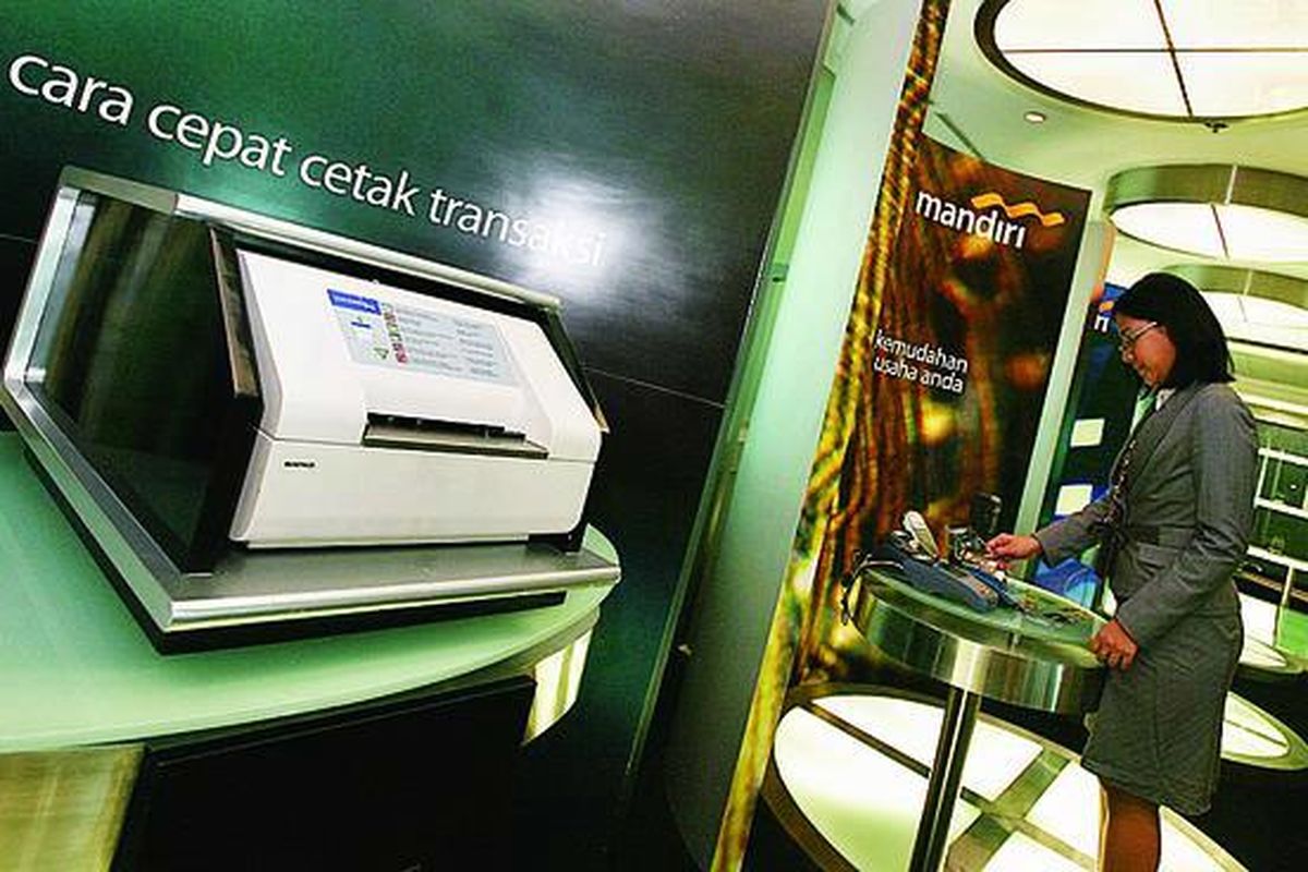 Beragam model layanan perbankan di Galeri Bank Mandiri, Plaza Mandiri, Sudirman Central Business District (SCBD), Jakarta, Senin (22/3). Pertumbuhan laba bersih Bank Mandiri tahun 2009 sebesar Rp 7,16 triliun, naik 34,7 persen dibandingkan dengan 2008 sebesar Rp 5,31 triliun.