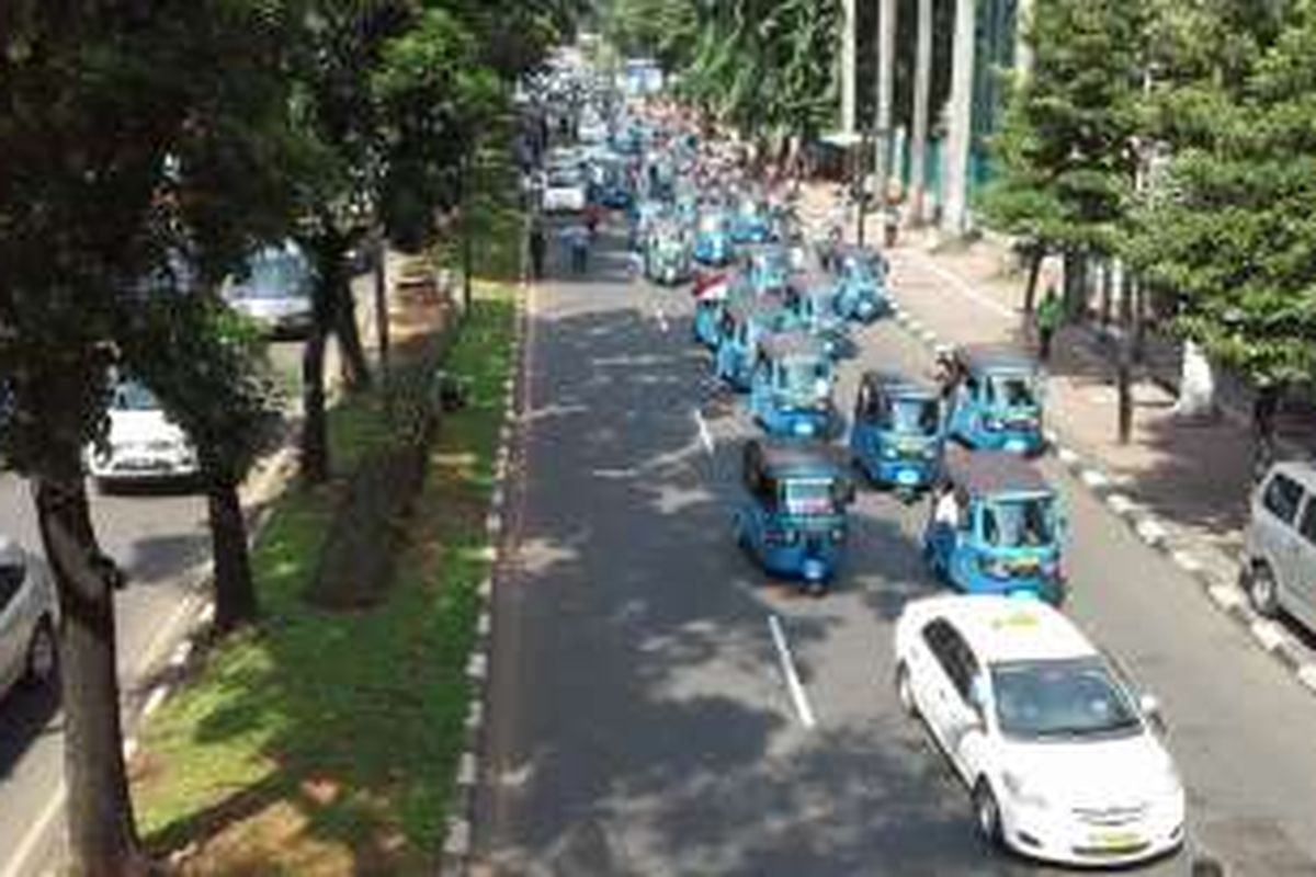 Taksi dan bajaj memenuhi Jalan Jenderal Sudirman, Selasa (22/3/2016).