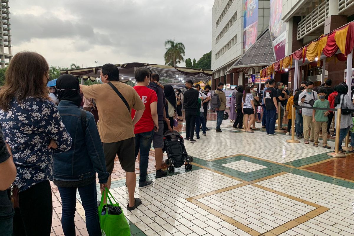 Pengunjung Jakarta Fair Kemayoran, tampak sedang mengantre tiket masuk pada hari pertama kembali digelar setelah vakum selama dua tahun, Kamis (9/6/2022).