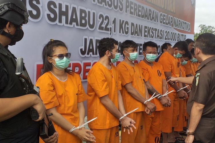 Sepuluh orang tersangka pengedar narkoba dihadirkan dalam konferensi pers di Mapolda Riau di Pekanbaru, Kamis (26/1/2023).