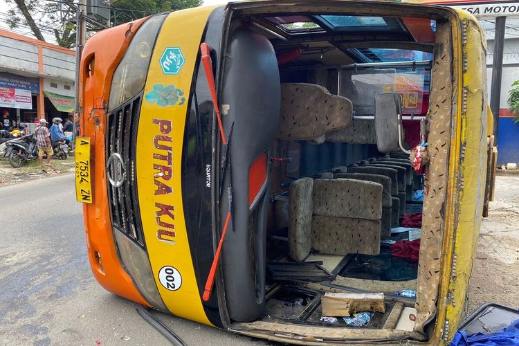 Kecelakaan bus KJU di Jalan Bypass Soekarno-Hatta Rangkasbitung, Minggu (26/6).