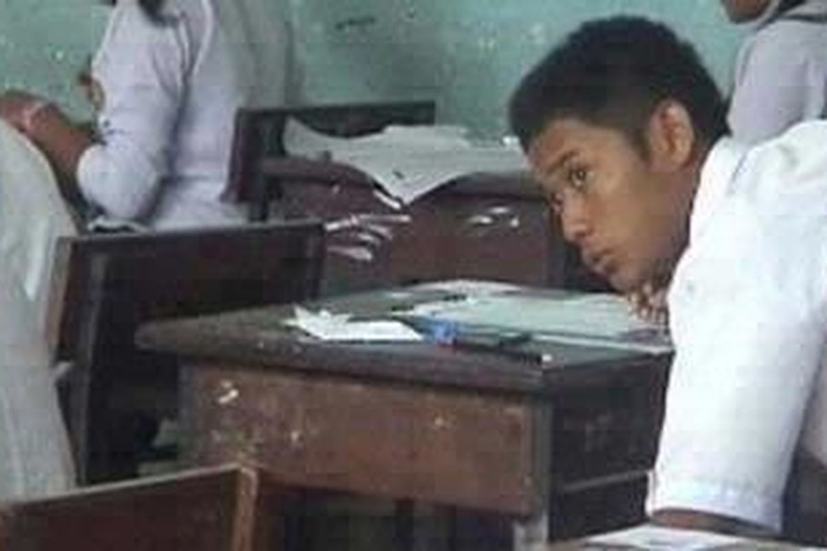 Praktik kecurangan ujian berupa contek-contekan dan buka catatan mewarnai pelaksanaan ujian nasional tingkat SMP di Polewali Mandar, Senin (25/4/2011).