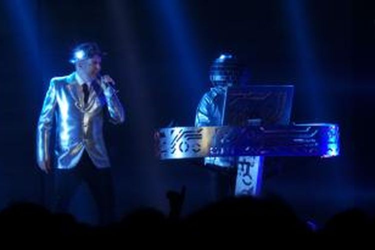 Duo Pet Shop Boys yang terdiri dari Neil Tennant (vokal, keyboard, dan gitar), bersama Chris Lowe (keyboard, dan vokal latar) tampil di Pleanary Hall, Jakarta Convention Center, Senayan, Jakarta, Sabtu (17/8/2013).