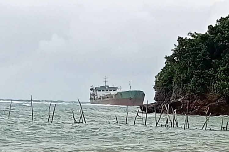 Sebuah kapal Tangker dengan nama SPOB M. T SEROJA 3 diketahui kadas di Perairan Kangean Sumenep, Jawa Timur pada Senin (11/3/2024). 
