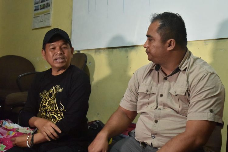 Anggota DPR RI, Dedi Mulyadi, memediasi jamaah umroh di Bandung, Jawa Barat, yang gagal berangkat karena ditipu oleh oknum polisi pemilik layanan travel, Jumat (27/1/2023).