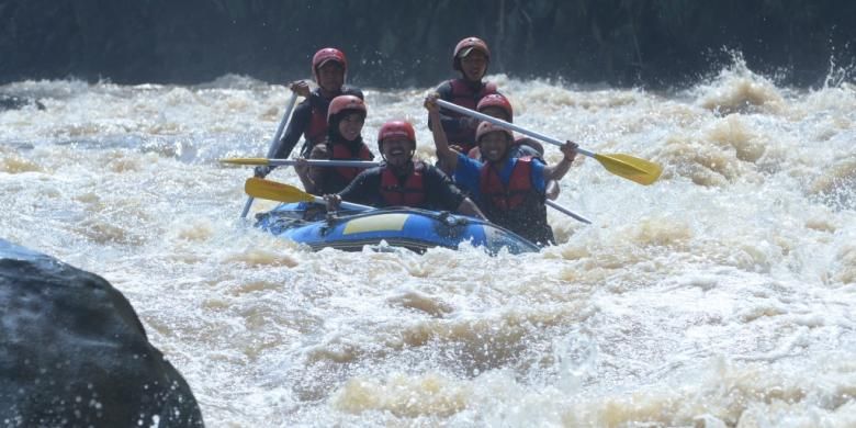 Wisatawan menikmati sensasi rafting atau arung jeram di Sungai Progo, Magelang, Jawa Tengah.