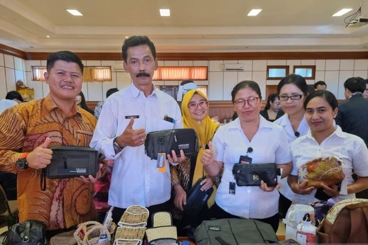 Kabid UMKM Dinas Koperasi UMKM Perindustrian dan Perdagangan (Diskoperindag) Kabupaten Cianjur, Epra Haryono (mengenakan batik paling kiri) bersama pelaku UMKM Cianjur.()