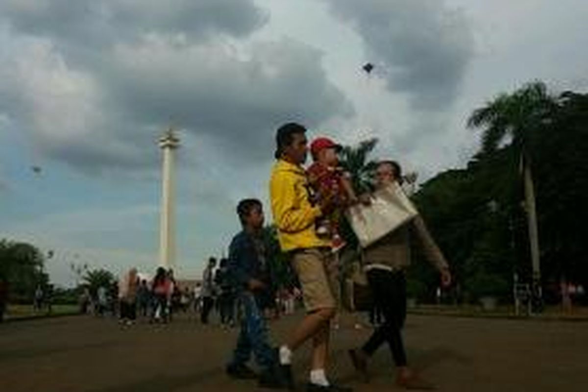 Sejumlah pengunjung menghabiskan waktu libur akhir tahun di Monumen Nasional (Monas), Jakarta Pusat pada Kamis (24/12/2015)