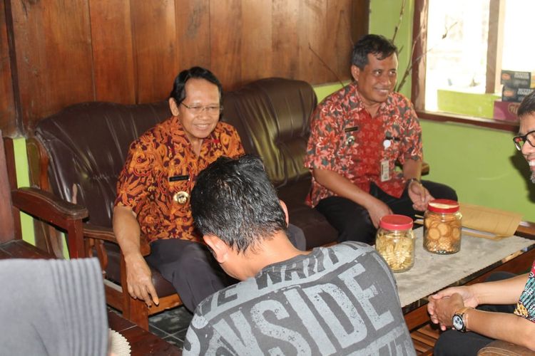 Bupati Semarang Mundjirin berdialog dengan korban kerusuhan di Wamena.