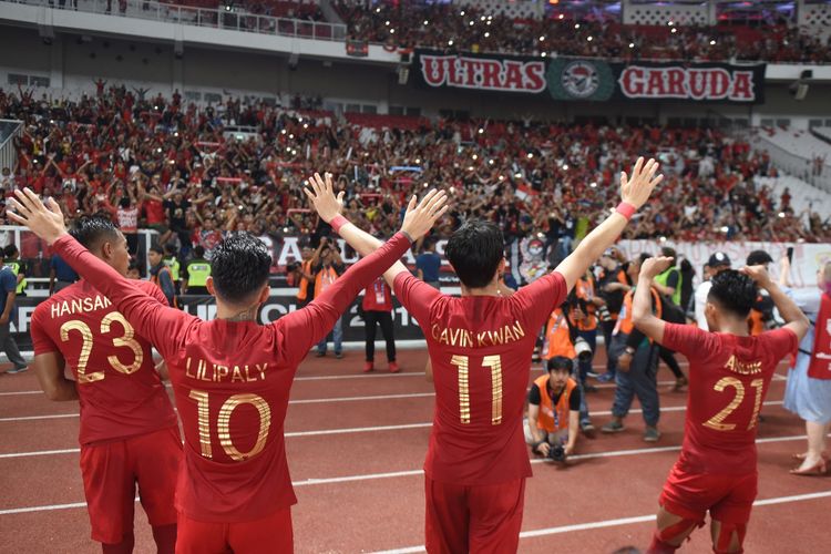 Sejumlah pesepak bola Indonesia berselebrasi usai mengalahkan Timor Leste dalam laga lanjutan Piala AFF 2018 di Stadion Utama Gelora Bung Karno, Jakarta, Selasa (13/11/2018). Indonesia menang dengan skor 3-1.  