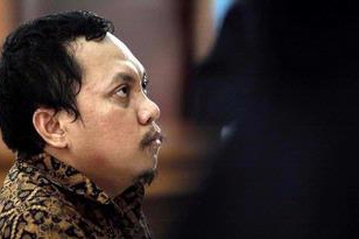 JE Sahetapy juga mengatakan, melihat kinerja Polri tersebut, dia sudah lama mengusulkan agar kasus mantan Ditjen Pajak itu diambil alih oleh Komisi Pemberantasan Korupsi (KPK). 