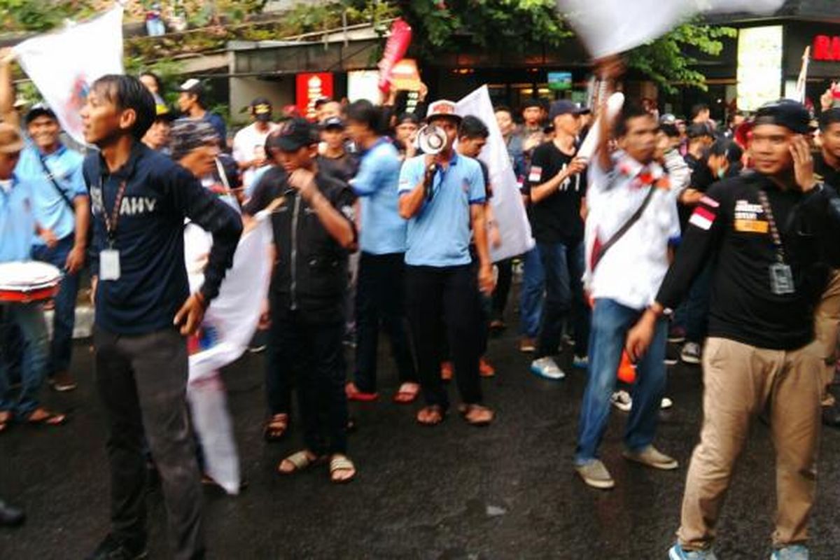 Para pendukung calon gubernur dan calon wakil gubernur DKI Agus Harimurti Yudhoyono dan Sylviana Murni sudah tiba di Gedung Bidakara, Pancoran, Jakarta Selatan. Jumat (27/1/2017).