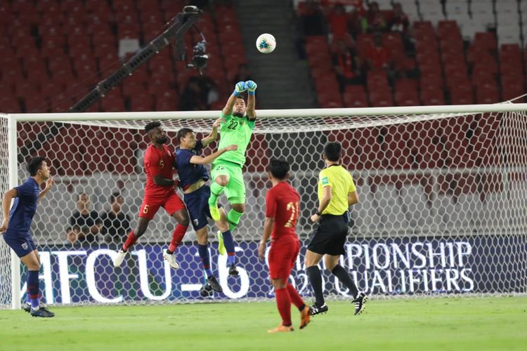 Kiper Timnas Indonesia, Andritany, dalam laga kualifikasi Piala Dunia 2022 melawan Thailand di Stadion Utama Gelora Bung Karno, Selasa (10/9/2019).