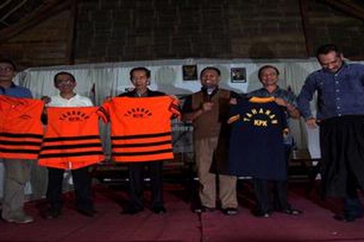 Para pimpinan Komisi Pemberantasan Korupsi (KPK)  dari kanan ke kiri Abraham Samad, Busyro Muqoddas, Bambang Widjojanto, Zulkarnain, Adnan Pandu Praja dan Juru Bicara KPK Johan Budi, menunjukkan baju tahanan baru, kepada wartawan, saat berlangsungnya acara Lokakarya "Jurnalis Antikorupsi" di Sukabumi, Jawa Barat, Jumat (24/5/2013), malam. KPK memilih warna oranye yang dipadu dengan hitam untuk baju tahanan baru tersebut. Baju tahanan baru ini akan menggantikan baju sebelumnya yang berwarna putih. Baju tahanan KPK terdiri dari empat jenis: baju tahanan resmi, baju olahraga, rompi untuk pemeriksaan dan sidang, serta rompi untuk operasi tangkap tangan. Rencananya mulai Senin (27/5/2013), depan, tahanan Komisi Pemberantasan Korupsi (KPK) akan menggunakan baju tahanan baru ini.
