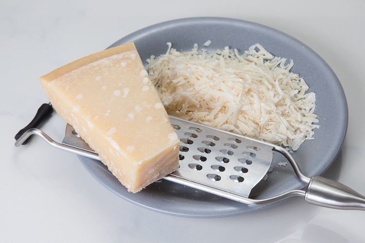 Keju juga tinggi kalori dan lemak sehingga dapat dijadikan sumber makanan penambah berat badan. Porsi 28 gram keju cheddar atau seukuran dadu mengandung sekitar 110 kalori dan 7 gram protein.