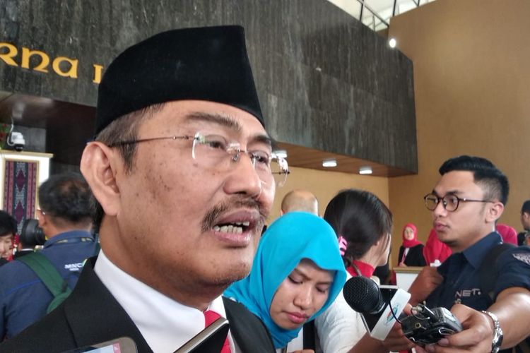 Anggota Dewan Perwakilan Daerah (DPD) Jimly Asshiddiqie di Kompleks Parlemen, Senayan, Jakarta, Selasa (1/10/2019).