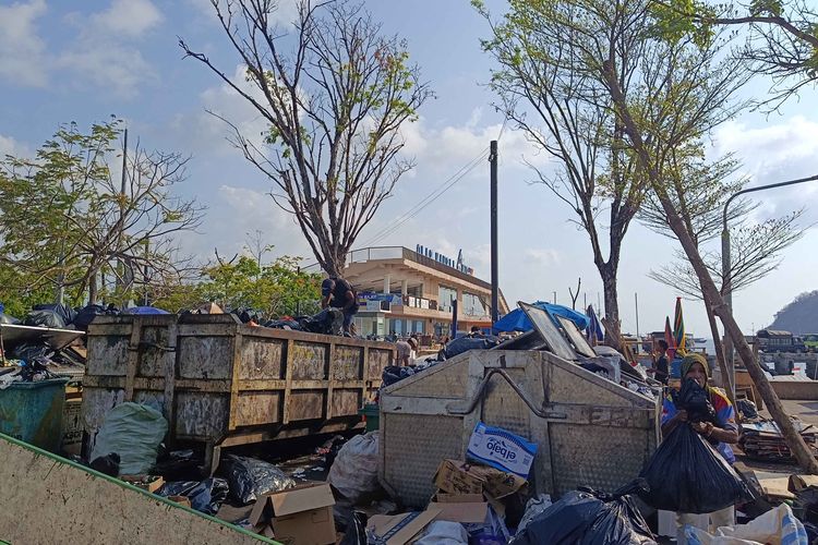 Ironi Sampah di Pintu Masuk Labuan Bajo di Tengah Mimpi Membangun Citra Wisata World-Class