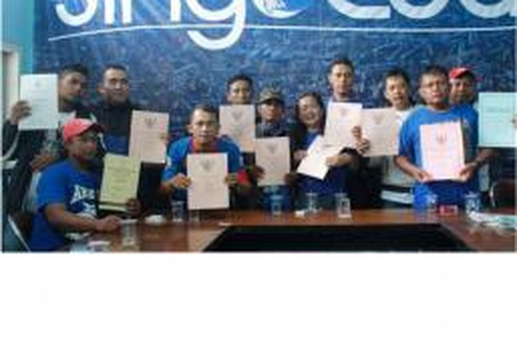 Aremania saat di kantor manajemen Arema Cronus Malang berfoto sambil memegang berkas-berkas legalitas klub kesayangan mereka.