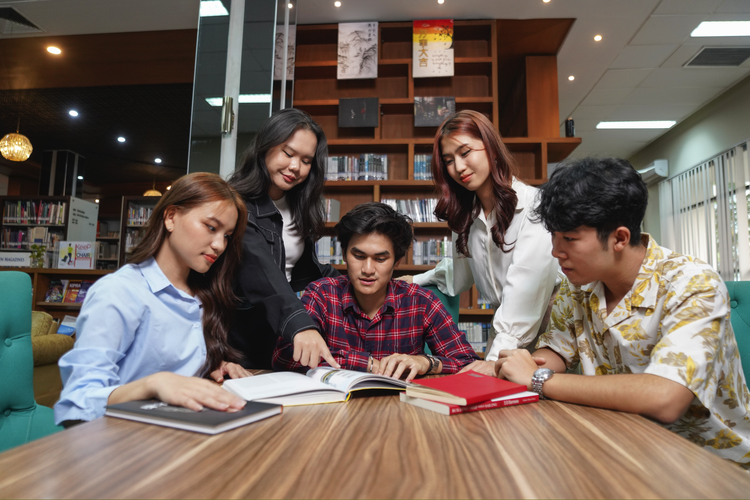 Ilustrasi mahasiswa internasional di Perpustakaan Adam Kurniawan, President University, Jababeka.