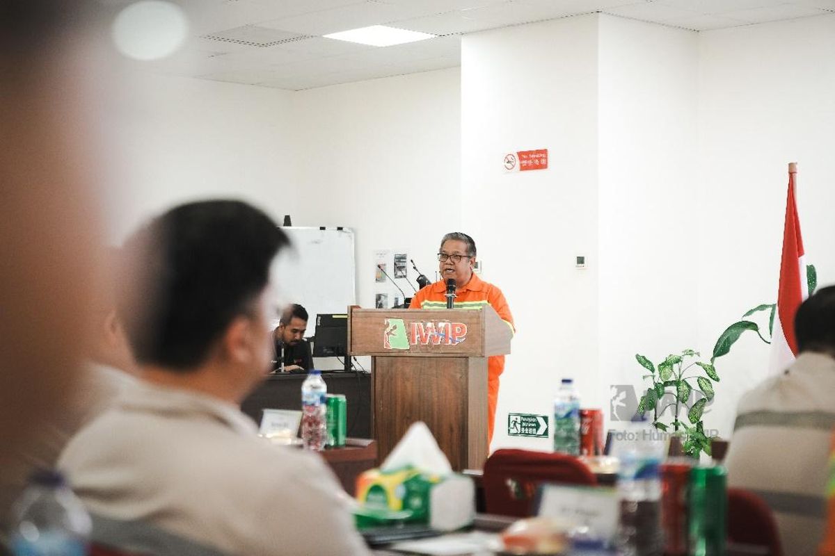 General Manager HSE IWIP Iwan Setiawan sedang memberikan arahan kepada para karyawan.