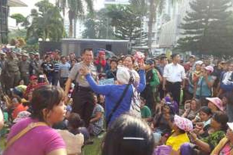 Ratusan pedagang Lau Cih berdemo hingga ricuh di halaman kantor Wali Kota Medan