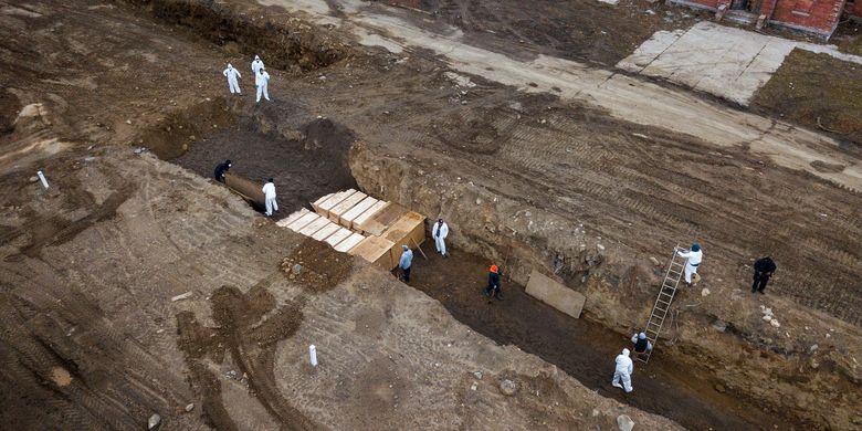 Gambar yang diambil dari drone menunjukkan jenazah korban virus corona dimakamkan di pemakaman massal Hart Island, New York, Amerika Serikat (AS). Foto diambil pada 9 April 2020.