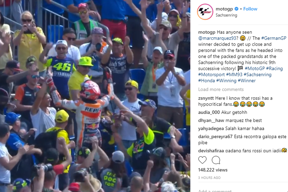 Selebrasi kemenangan pebalap Repsol Honda Marc Marquez di Sirkuit Sachsenring, Jerman, Minggu (15/7/2018). Terlihat kerumuman penonton yang dihampiri Marquez adalah para penonton yang beratribut pebalap Movistar Yamaha Valentino Rossi.