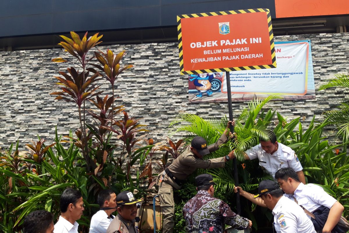 Pemasangan plang tunggakan pajak di Snowbay TMII oleh Pemkot Jakarta Timur, Pasar Rebo, Rabu  (24/10/2018)