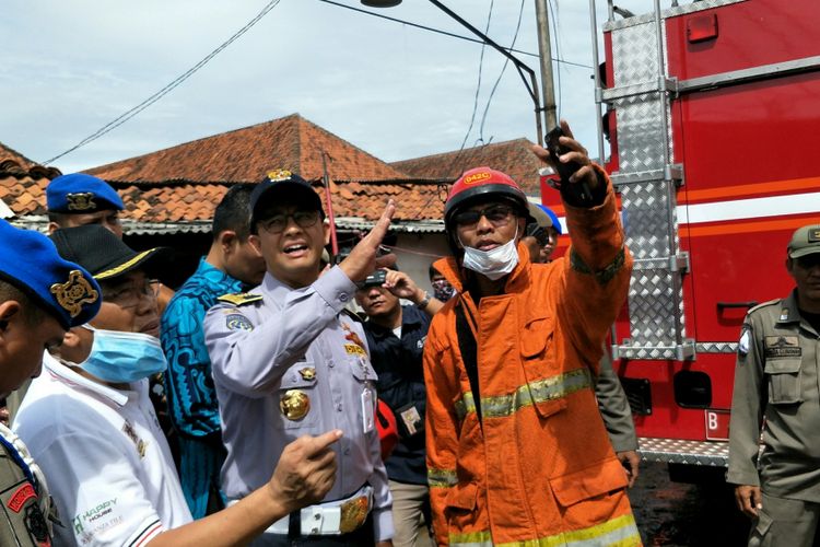 Gubernur DKI Jakarta Anies Baswedan meninjau langsung kebakaran yang terjadi di Museum Bahari, Jakarta Utara, Selasa (16/1/2018).