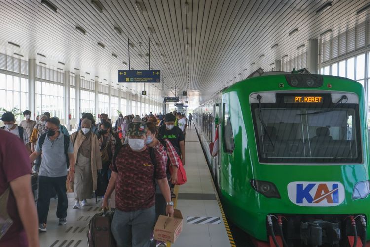 Kepadatan penumpang di stasiun Bandara YIA Kulonprogo. Berikut jadwal keberangkatan KA Bandara YIA Xpress di bulan April 2024.
