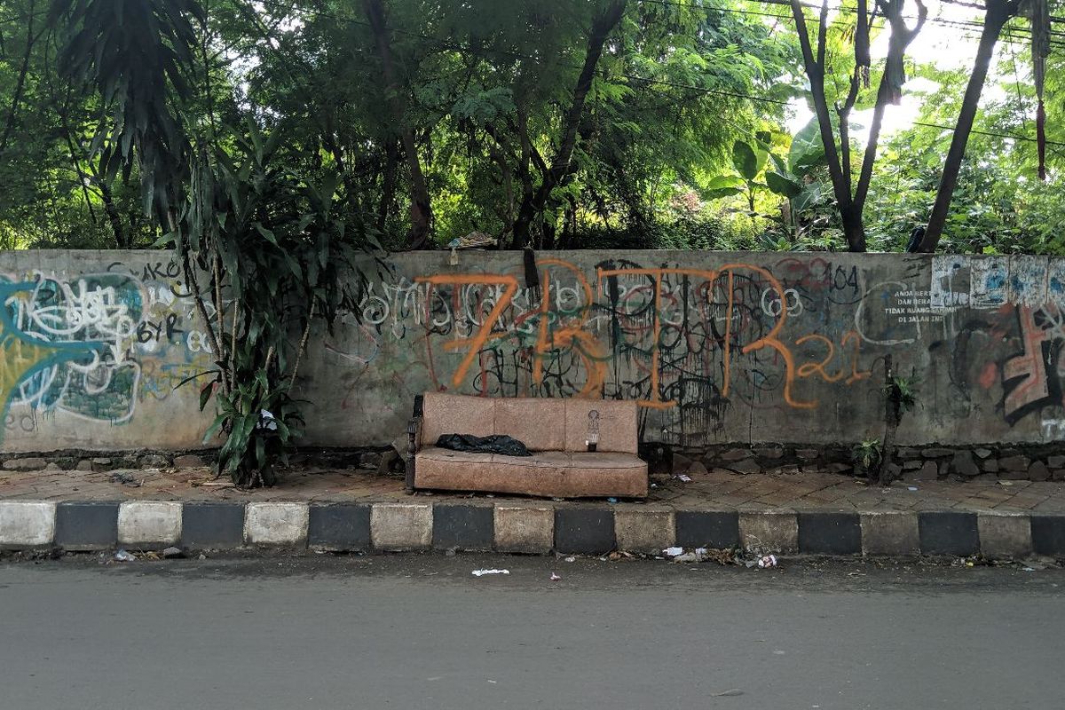 Sofa tempat bayi perempuan ditemukan di Jalan Haji Adam Malik Kecamatan Larangan Kota Tangerang, Jumat (14/2/2020)