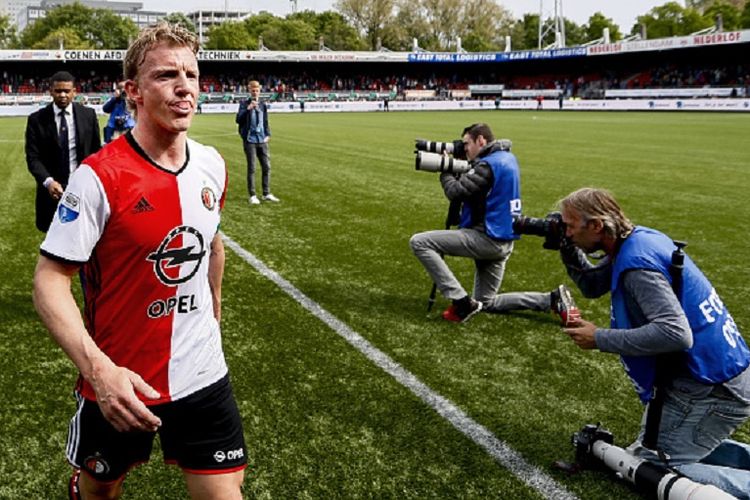 Dirk Kuyt berjalan meninggalkan lapangan Stadion De Kuip seusai laga antara Feyenoord Rotterdam dan Excelsior, Minggu (7/5/2017). 
