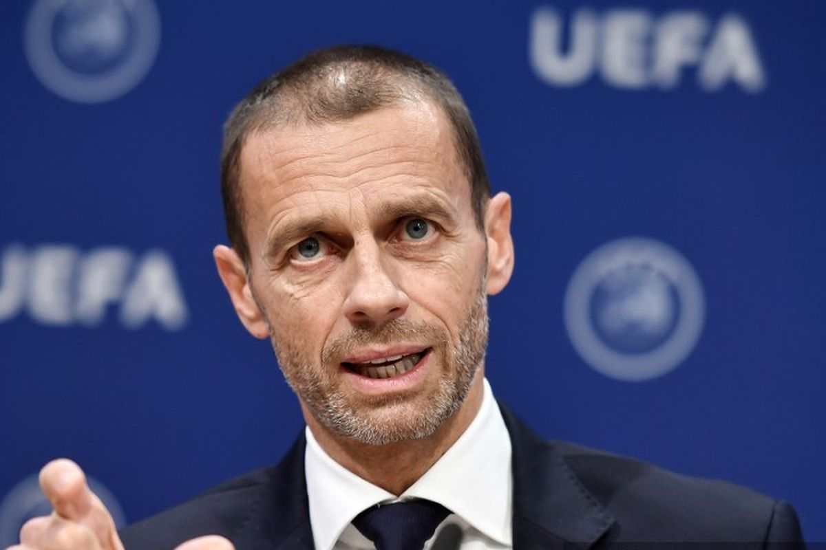 Presiden UEFA Aleksander Ceferin memberi isyarat saat konferensi pers menyusul pertemuan komite eksekutif di markas UEFA, di Nyon, Swiss pada 4 Desember 2019.