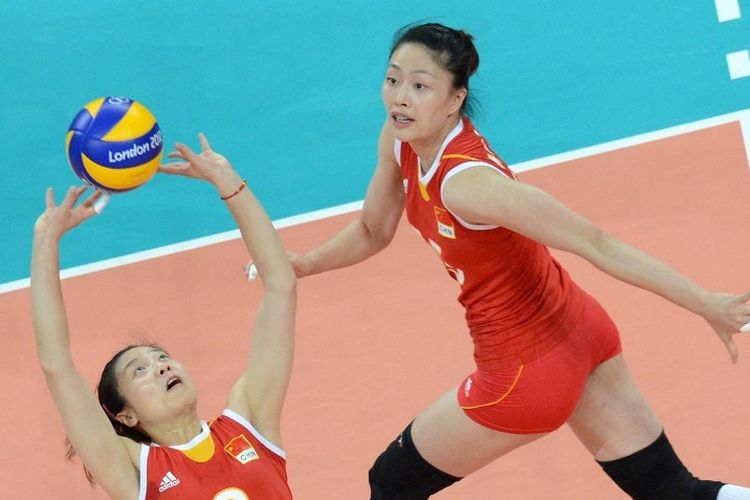 Wei Quiyue (kiri) dari China memberikan passing atas ke rekan setimnya pada laga bola voli wanita antara China dan Amerika Serikat pada Olimpiade London 2012 di London pada 1 Agustus 2012. Di artikel ini Anda bisa 2 jenis pukulan mengumpan pada permainan bola voli.