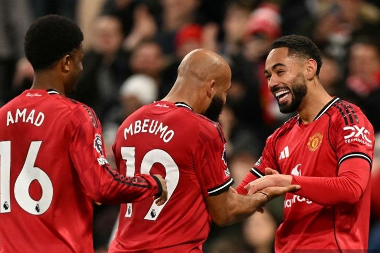 Penyerang Manchester United Matheus Cunha merayakan gol pembuka bersama Bryan Mbeumo dan Amad Diallo pada laga Liga Inggris antara Manchester United dan Brighton dan Hove Albion di Old Trafford di Manchester, Inggris barat laut, pada tanggal 25 Oktober 2012.