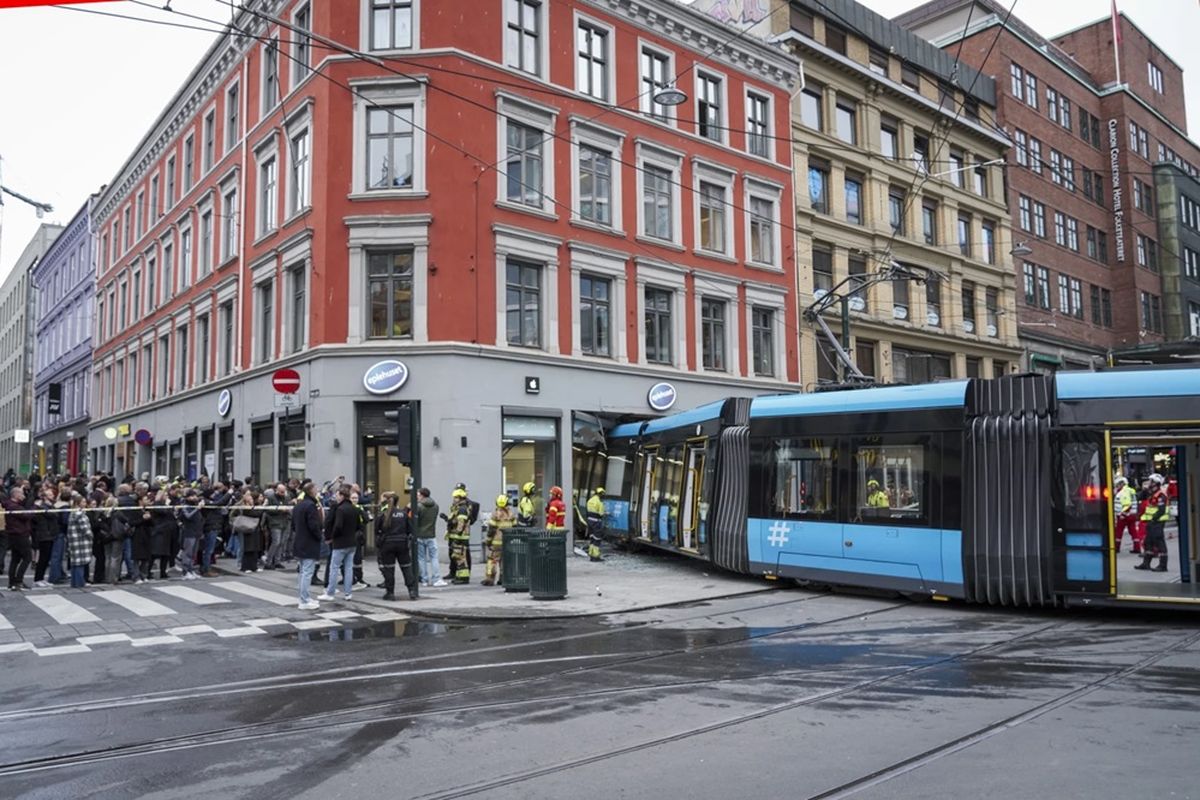 Trem tabrak toko Apple di Oslo, Norwegia