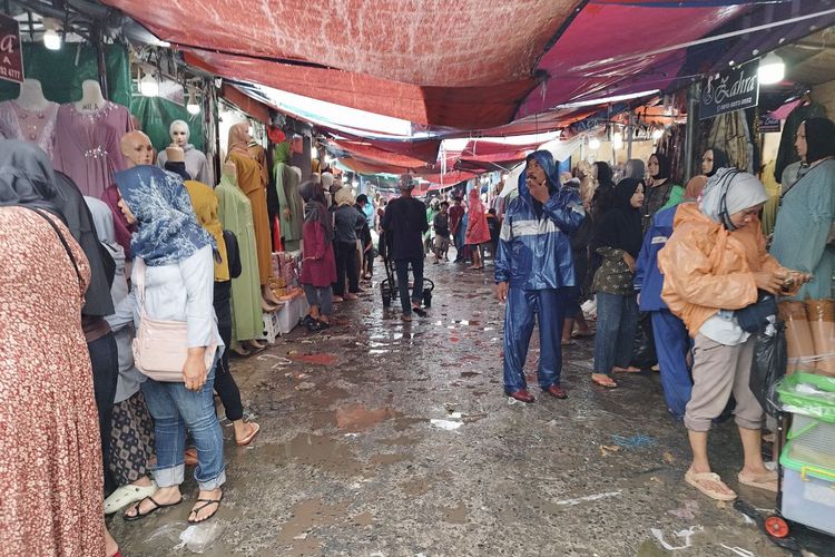 Aktivitas Pasar Tasik, Cideng Timur, Jakarta Pusat, yang tampak ramai meski hujan turun, Kamis (2/3/2023).
