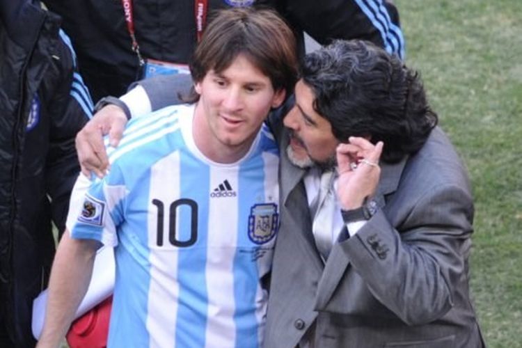Pelatih timnas Argentina, Diego Armando Maradona, berbicara kepada Lionel Messi usai kemenangan 4-1 atas Korea Selatan di Soccer City, Johannesburg, pada 17 Juni 2010.