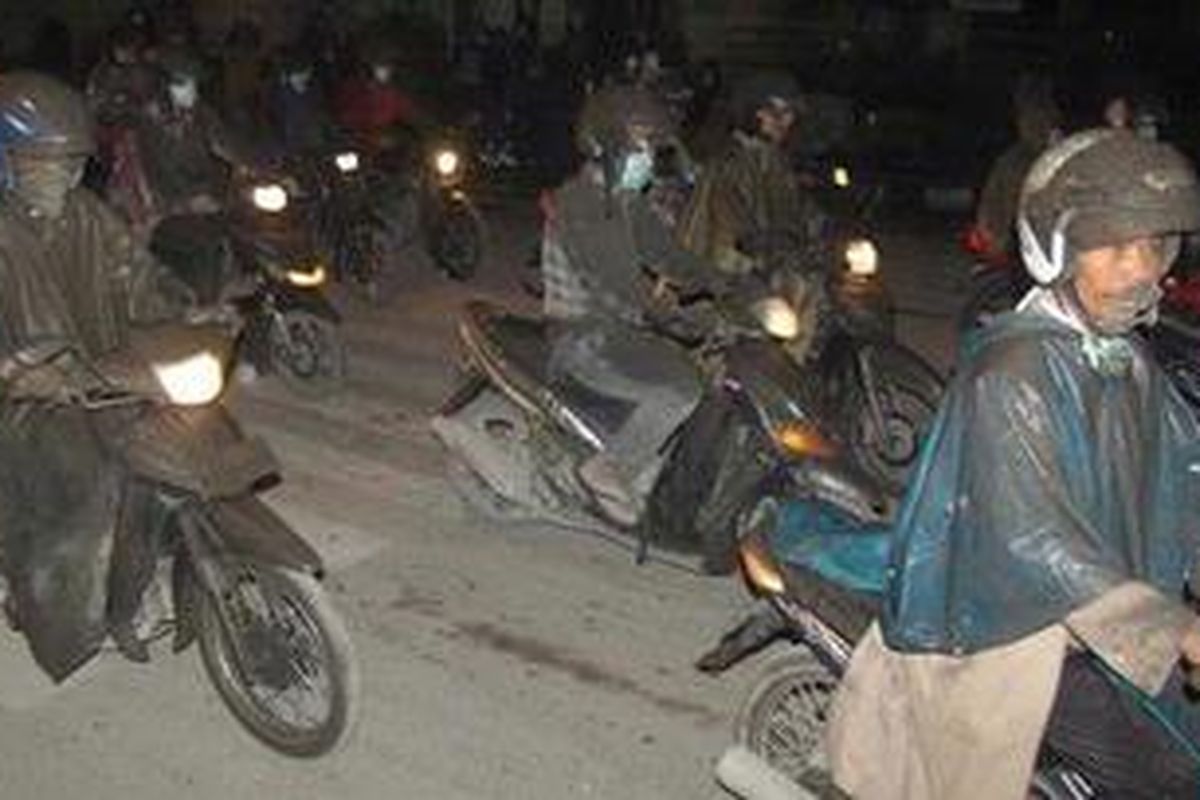 Warga yang mengungsi terlihat melewati perempatan Jalan Kaliurang, Kentungan, Yogyakarta, Jumat (5/11/2010). Pusat Vulkanologi dan Mitigasi Bencana Geologi memperluas jarak aman bencana menjadi 20 kilometer dari puncak Gunung Merapi setelah gunung tersebut kembali meletus dini hari. Pengungsian pun dipindahkan ke sejumlah tempat seperti di Stadion Maguwoharjo. 