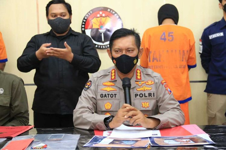 Kabid Humas Polda Jatim Kombes Pol Gatot Repli Handoko, didampingi Jajaran Anggota Polda Jatim Saat Melakukan Pres Rilis Terkait Ungkap Kasus Pelaku Jual Beli Satwa yang Dilindungi di Mapolda Jatim, Rabu (13/10/2021).