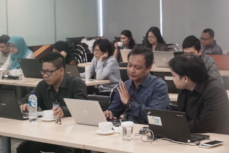 Meet Up ke dua DQlab ke Microsoft Indonesia menjabarkan proses serta pemanfaatan machine learning di berbagai industri lewat Data Science Enablement Program (14/11/2018).